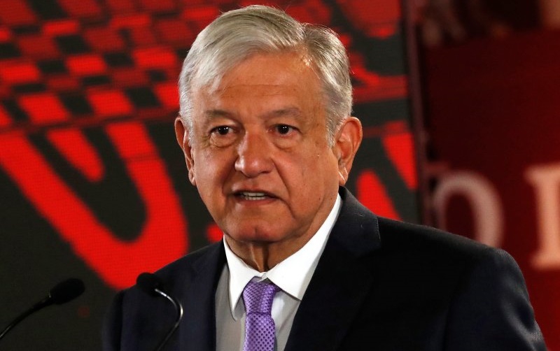 AMLO lanza advertencia a gasolineros y considera crear estaciones de servicio